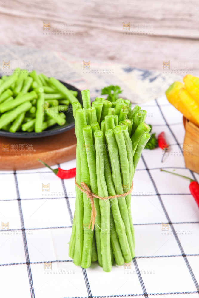 盘子里装着豇豆角
