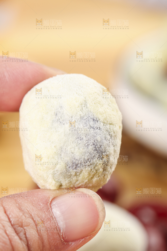 手拿奶枣