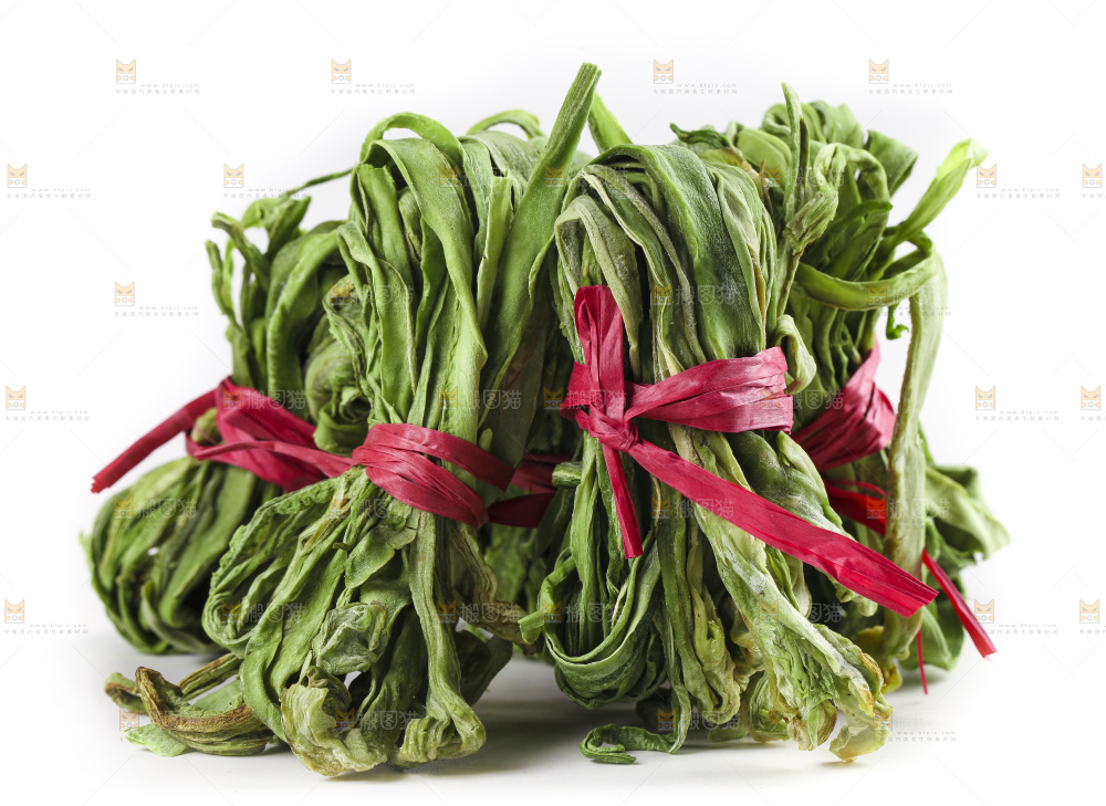 白底上放着干苔菜