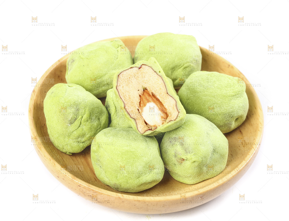一碟抹茶味奶枣放在白底上