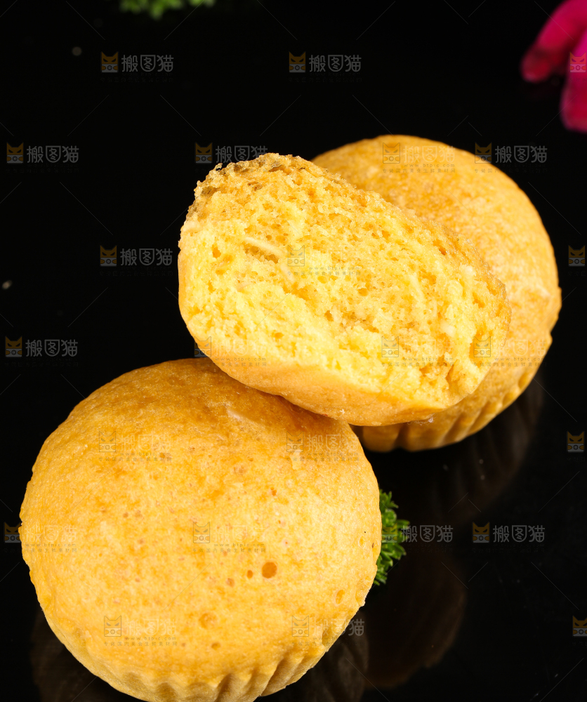 黑石板上放着广式马拉糕