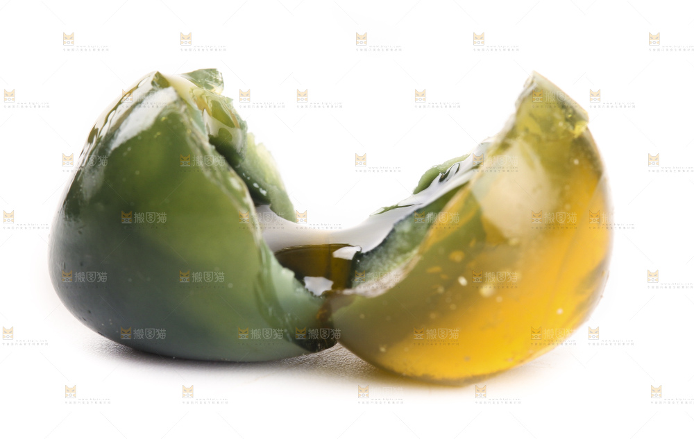 白底上放着新鲜鹌鹑皮蛋