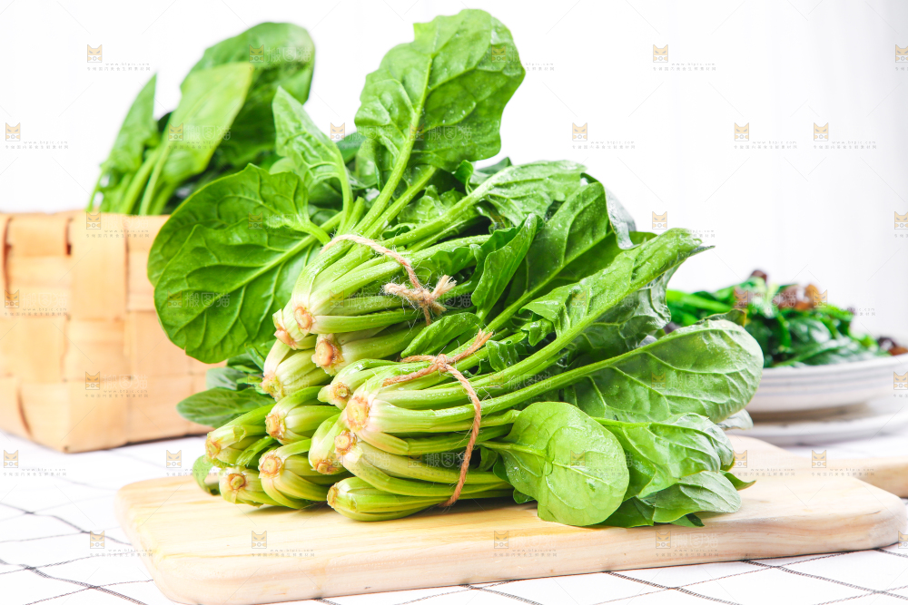 白格子底上的嫩菠菜