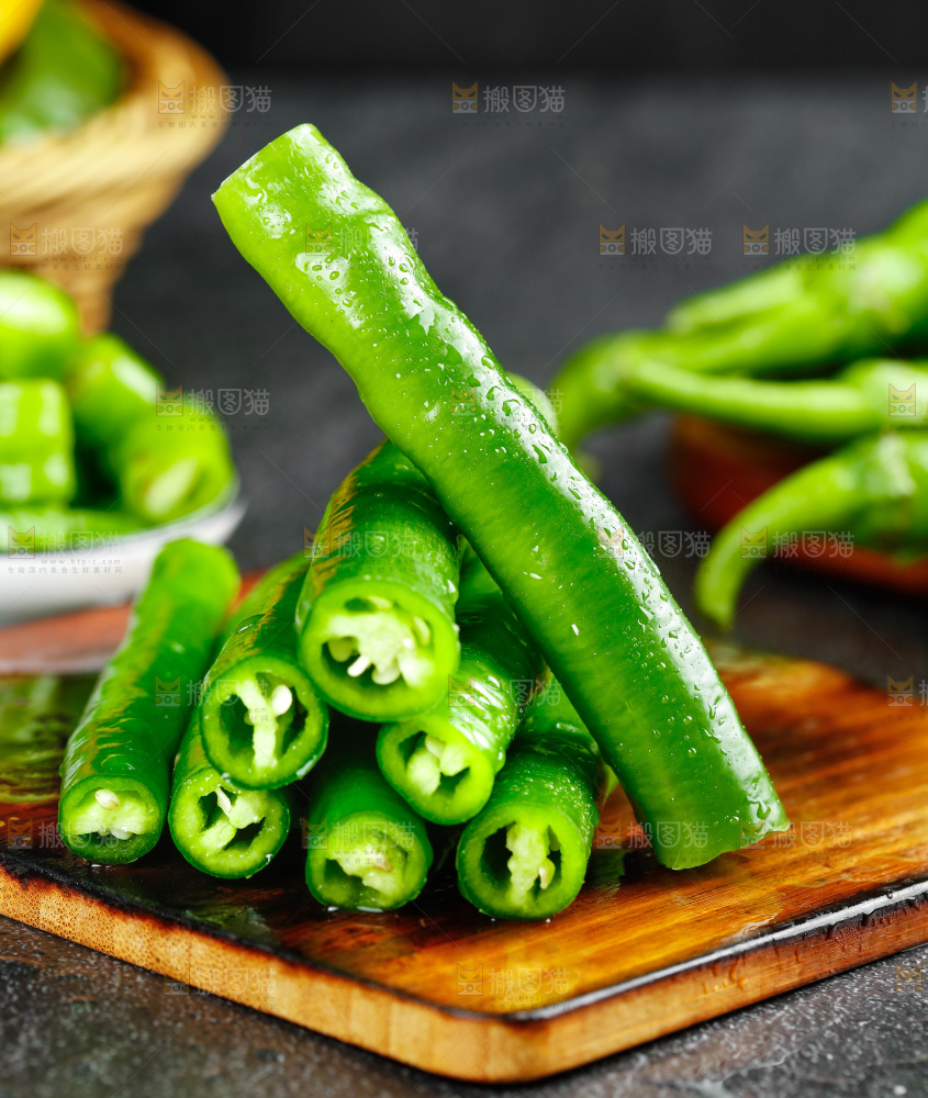 木板上放着青线椒