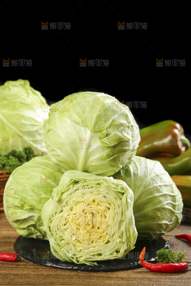 黑石板上的卷心菜