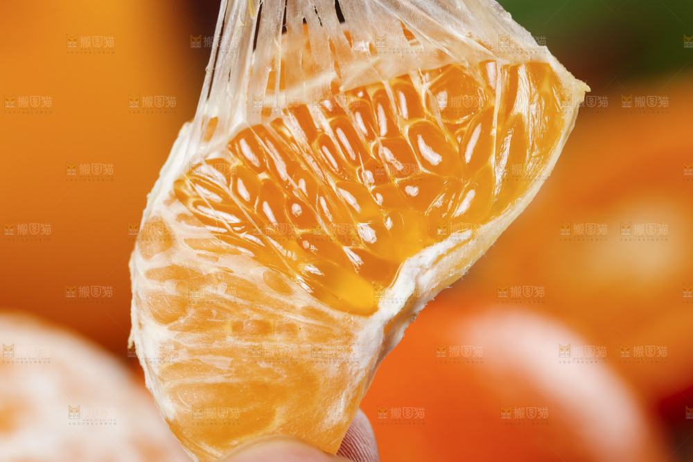 手拿剥皮的皇帝柑
