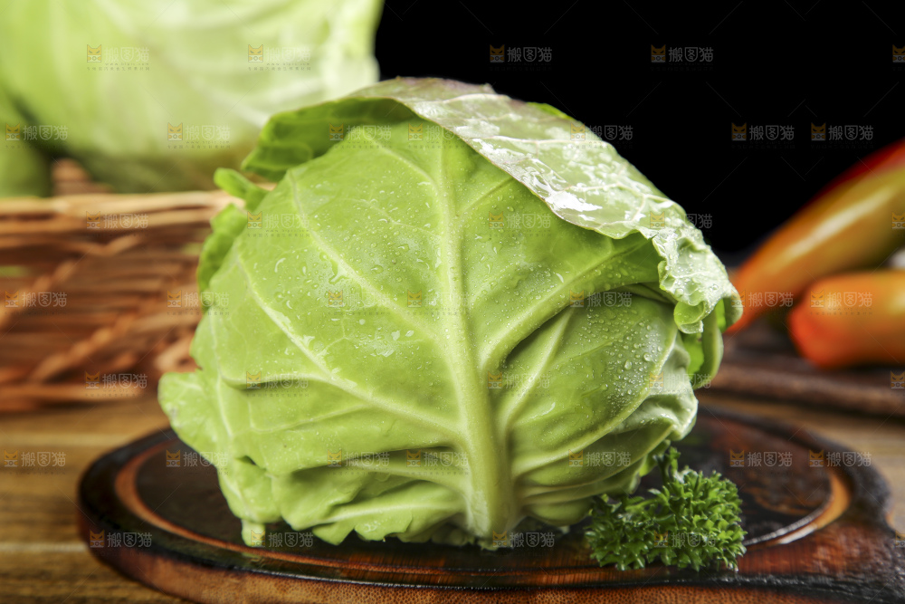 木板上摆放着卷心菜
