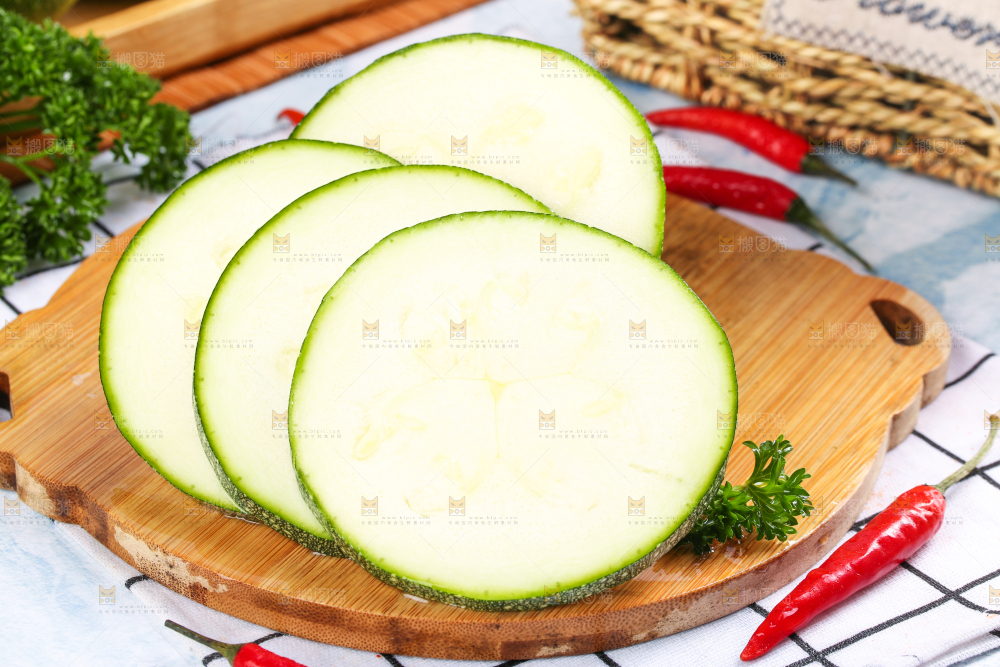 木板上放着南瓜片