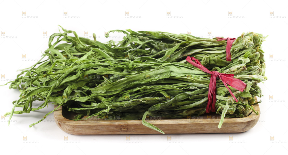 盘子里放着无叶贡菜