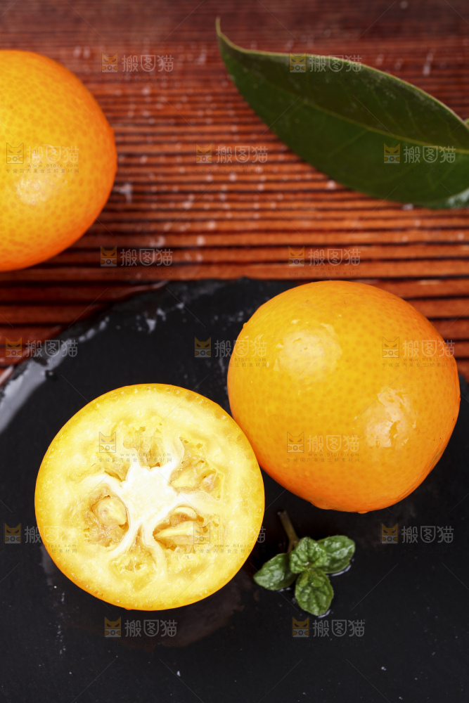 石板上的脆皮金桔
