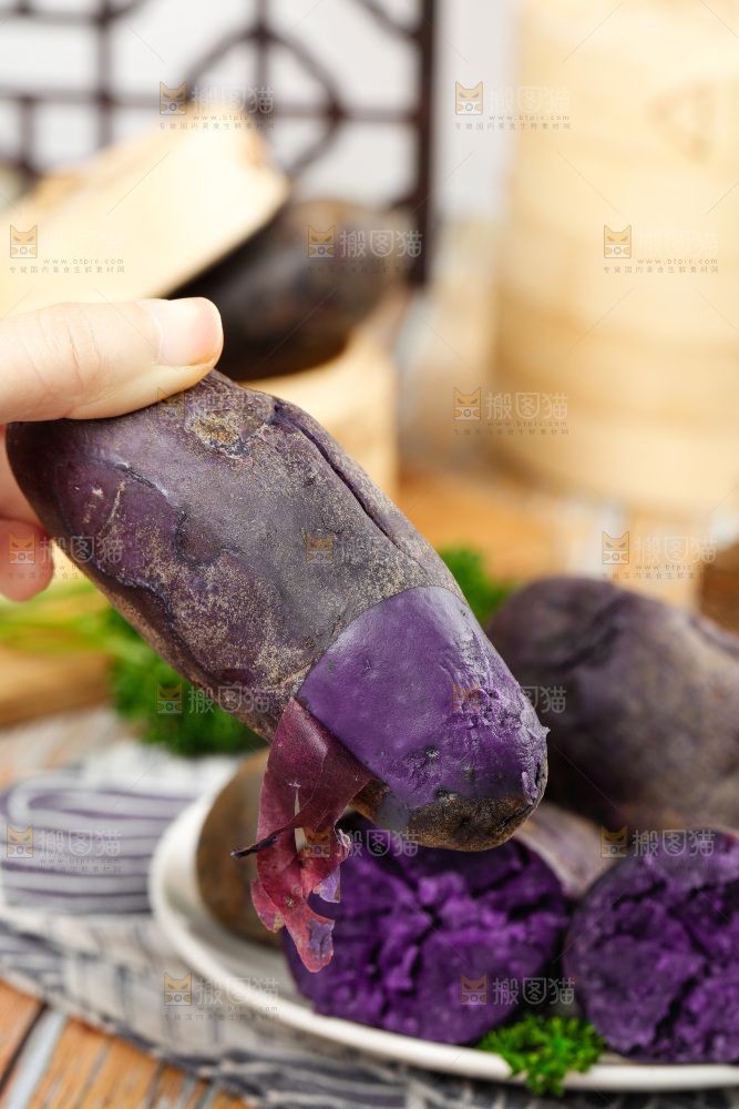 盘子里装着青海黑土豆