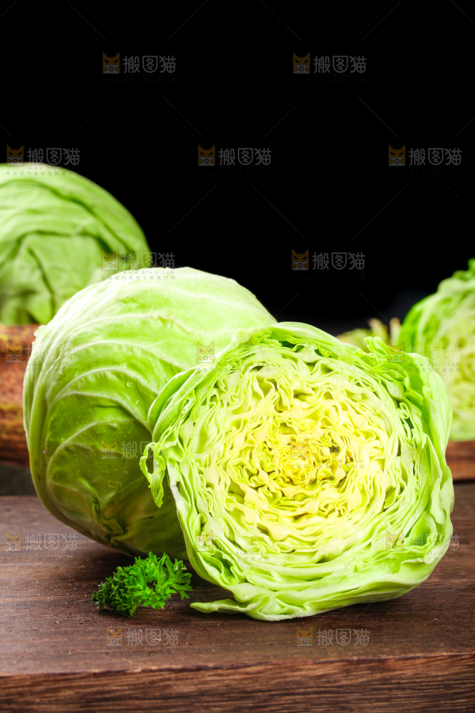 黑底上放着绿甘蓝