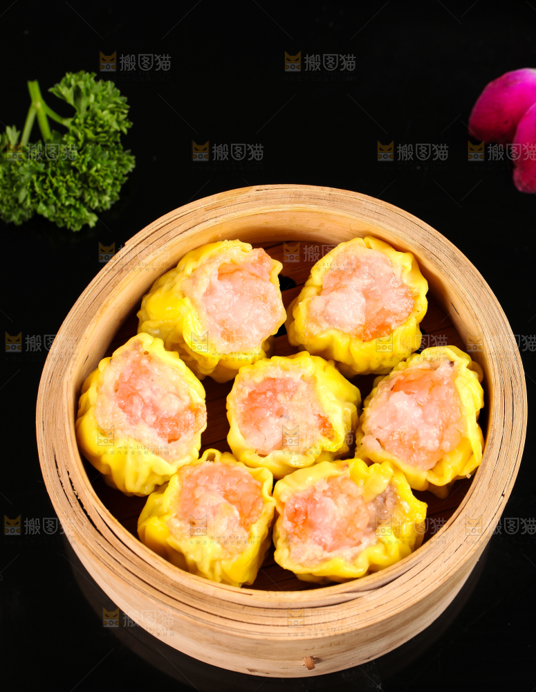 蒸笼里的糯米猪肉烧麦