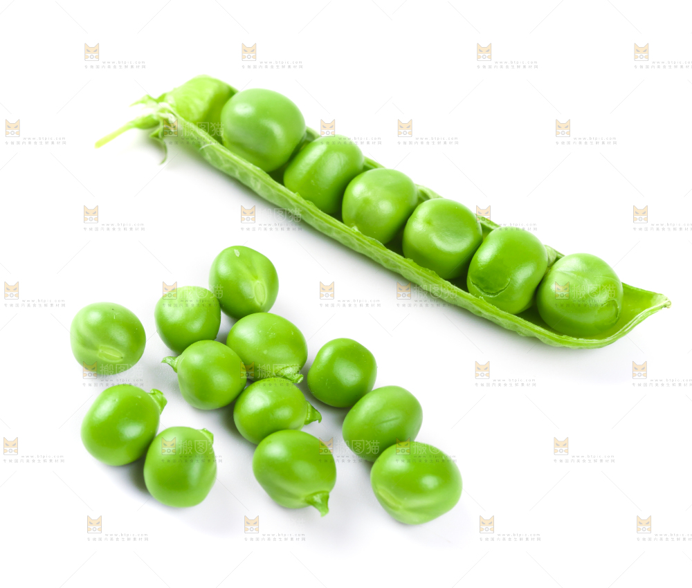 白底上放着新鲜豌豆粒