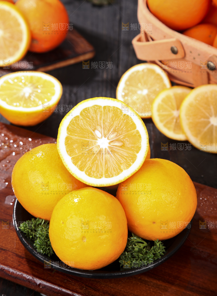盘子里的黄柠檬