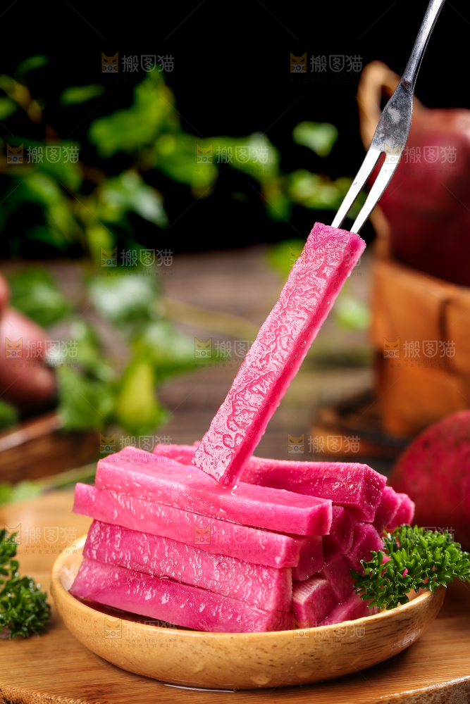 叉子上叉着土豆果肉