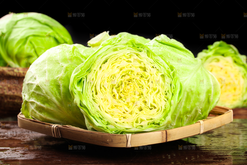 黑底上放着绿甘蓝