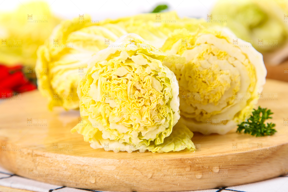 木板上放着高山娃娃菜