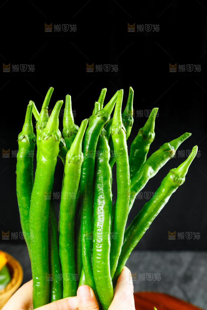 黑底上的新鲜青线椒