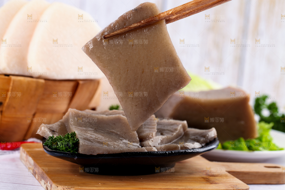 木板上放着一盘魔芋豆腐