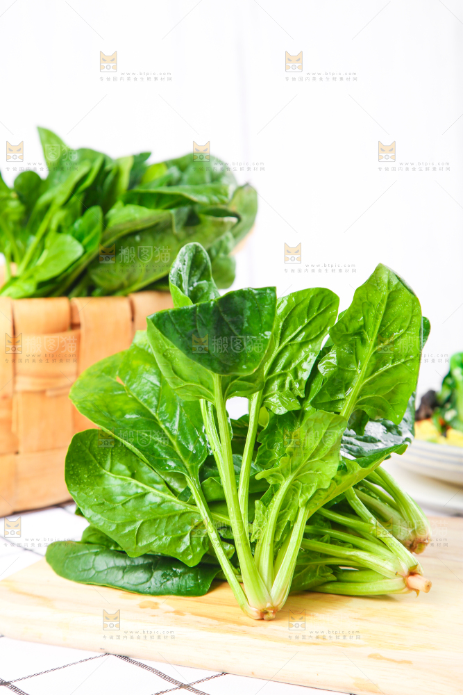 白格子底上的嫩菠菜