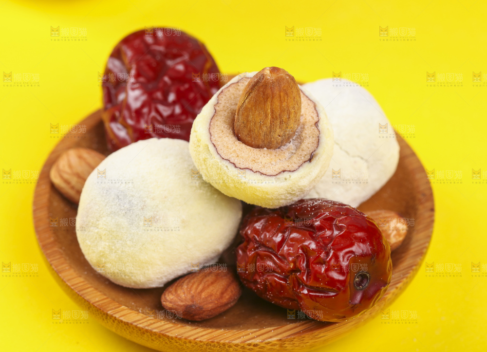 一碟杏仁奶枣放在浅底上