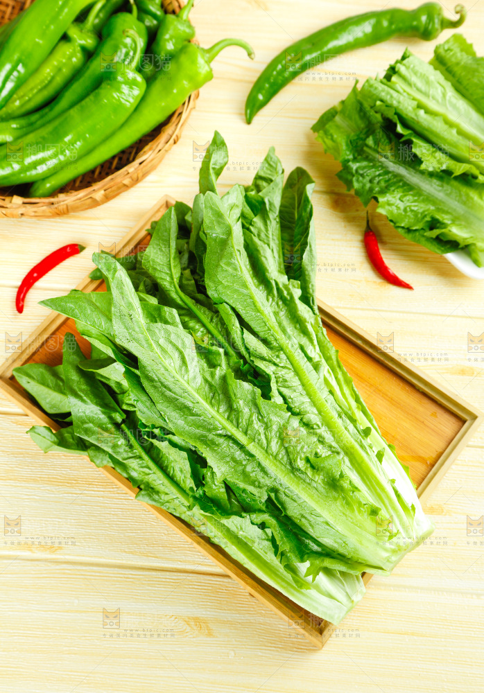 木板上的米香油麦菜