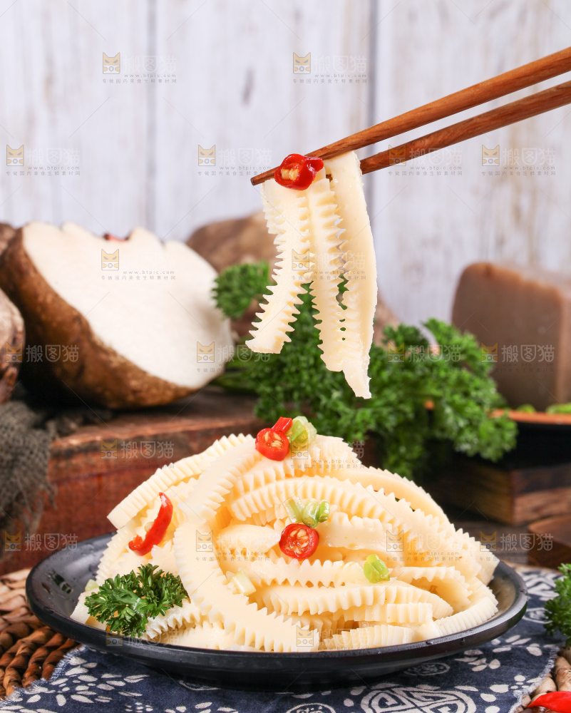 盘子里装着魔芋素肚条