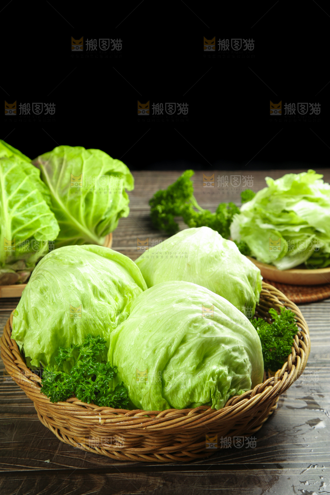 黑石板上放着圆生菜