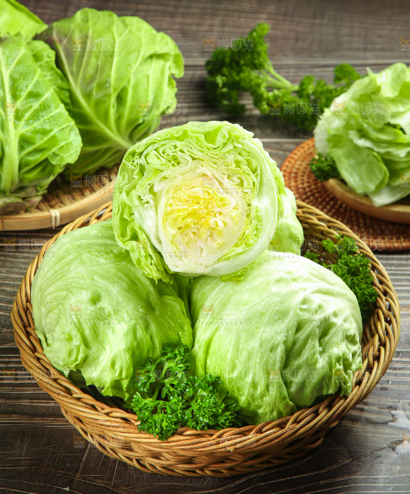 黑石板上放着圆生菜