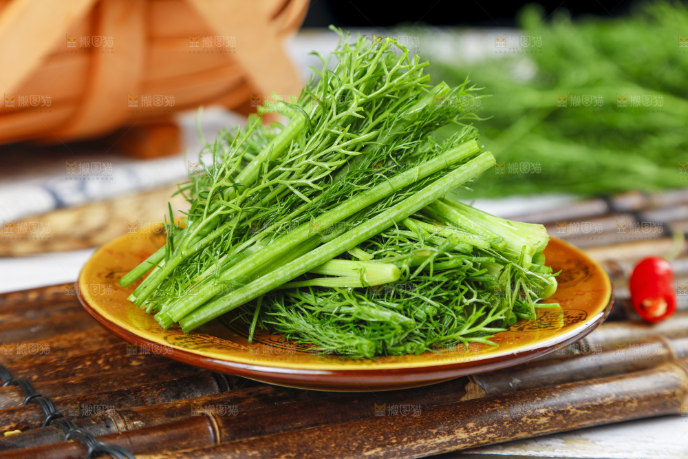 盘子里装着农家茴香菜