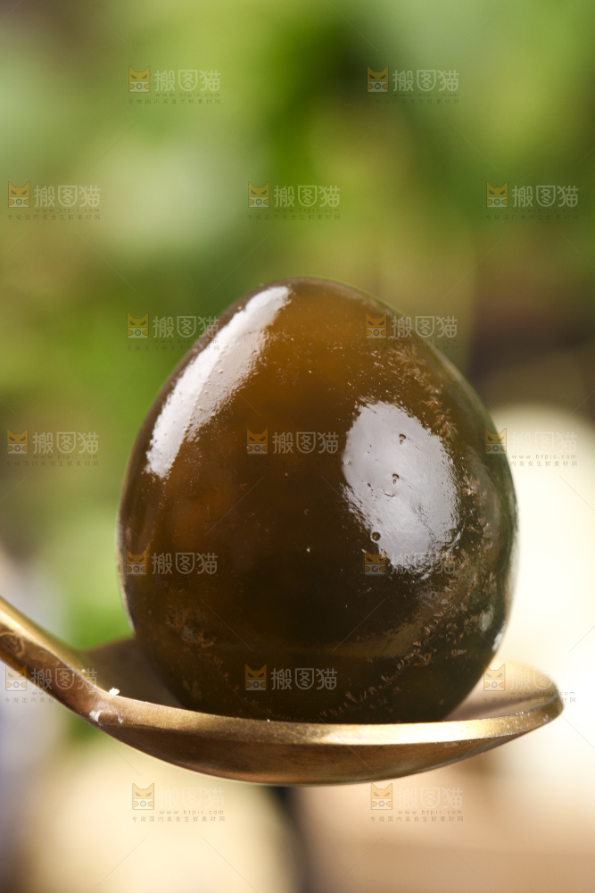 勺子里的新鲜鹌鹑皮蛋