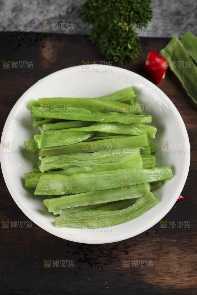 盘子里放着无叶贡菜