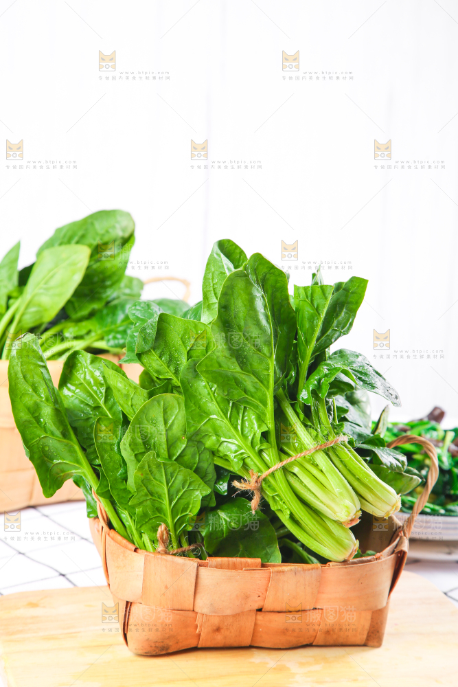白格子底上的嫩菠菜