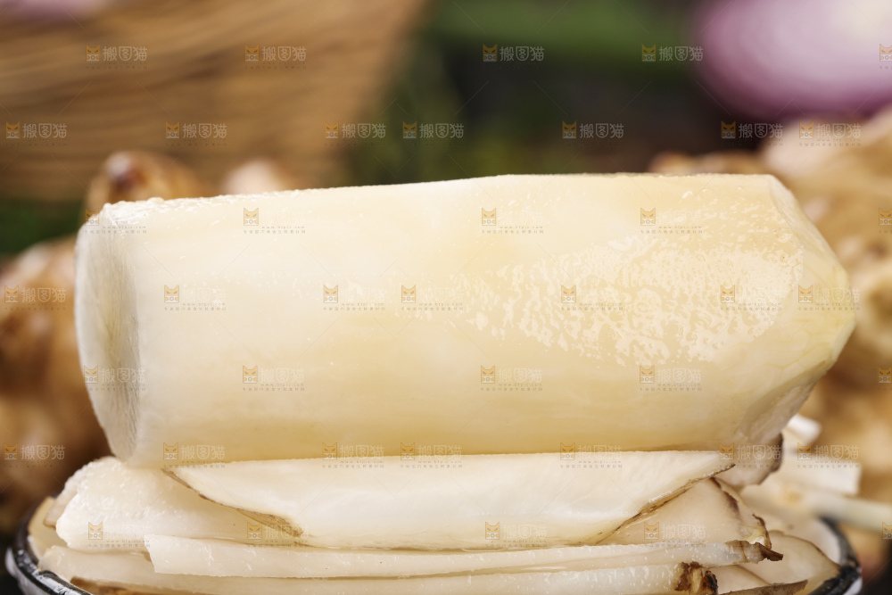 深底上的地姜片