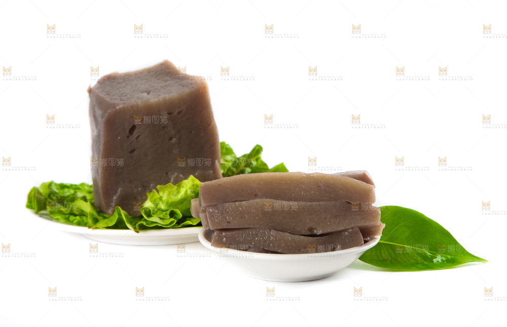白底上放着一盘魔芋豆腐