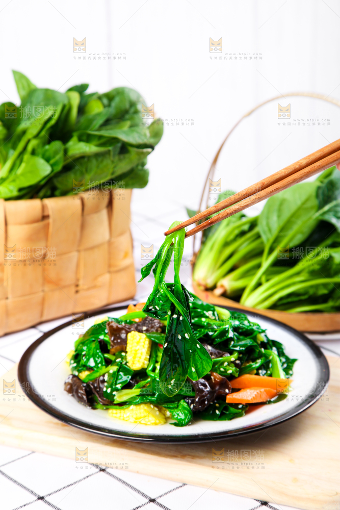 盘子里装着炒菠菜