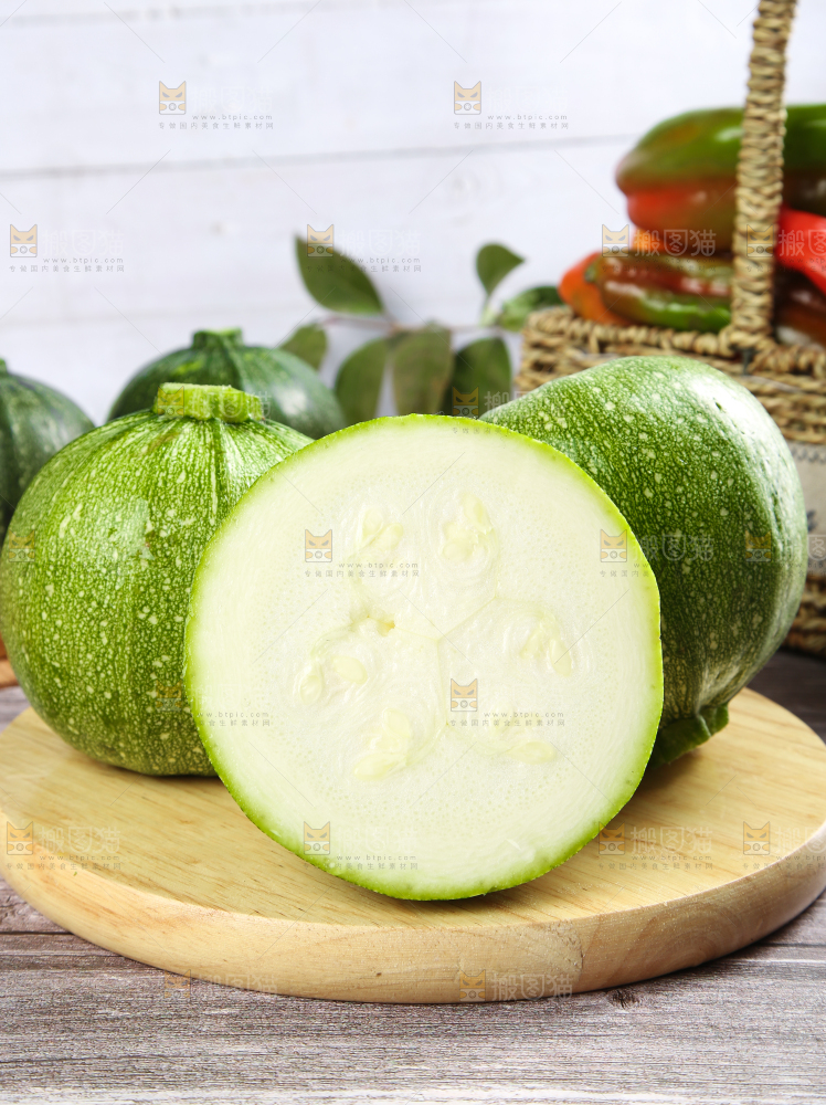 木板上的青南瓜