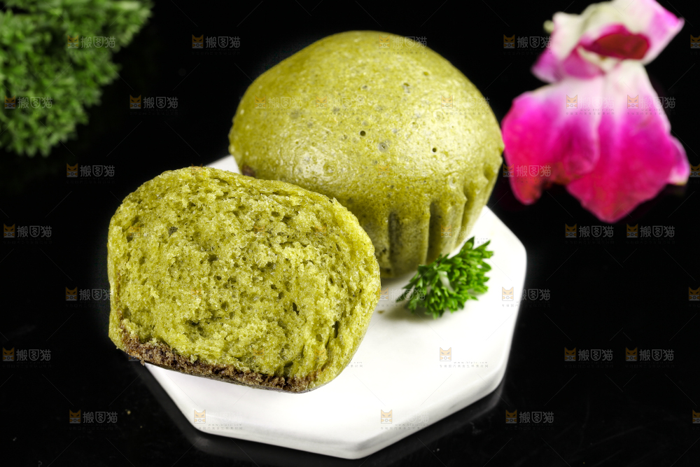 石板上放着抹茶巧克力马拉糕