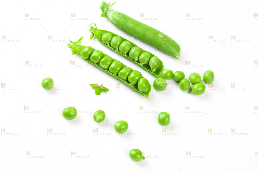 剥开的新鲜豌豆放在白底上