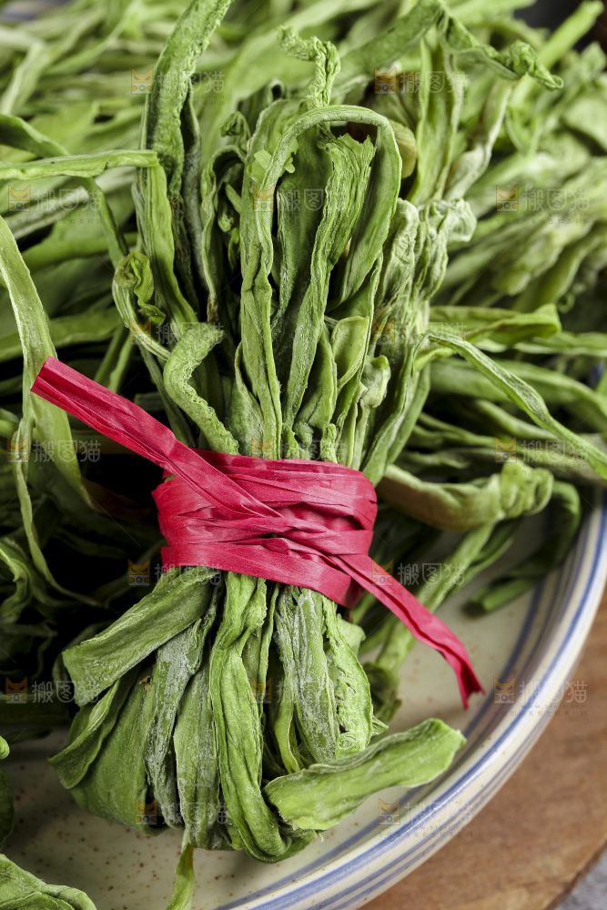 深底上放着干苔菜