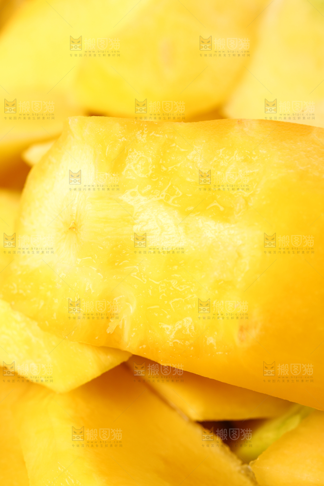 木板上的新鲜胡萝卜