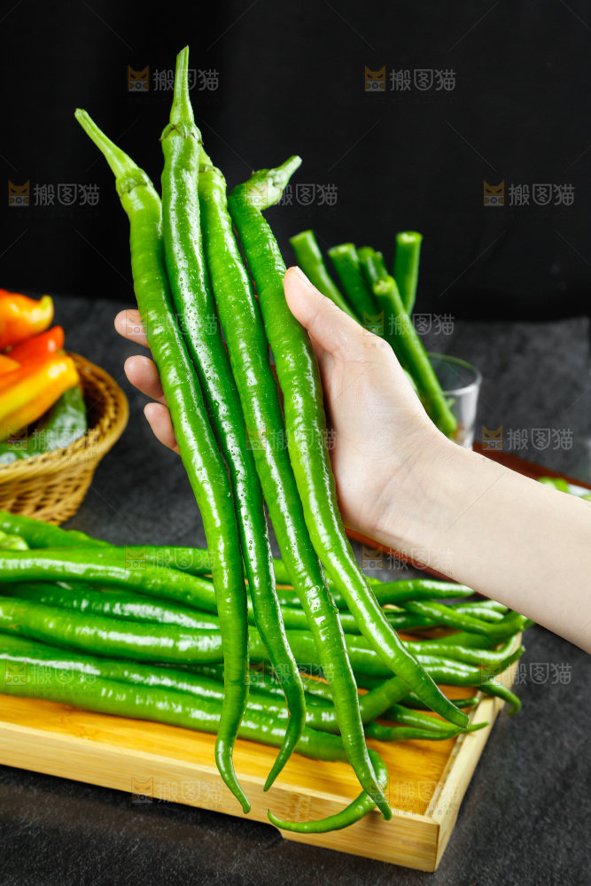 盘子里放着线椒