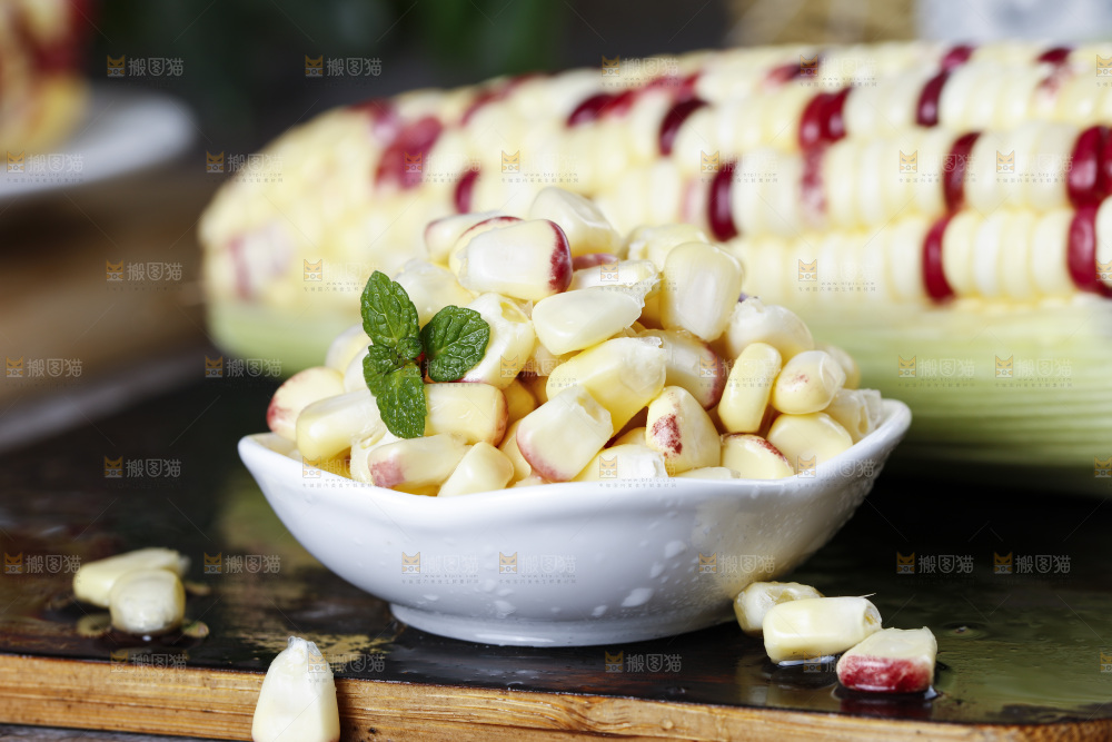 深底上放着一碟花糯玉米粒