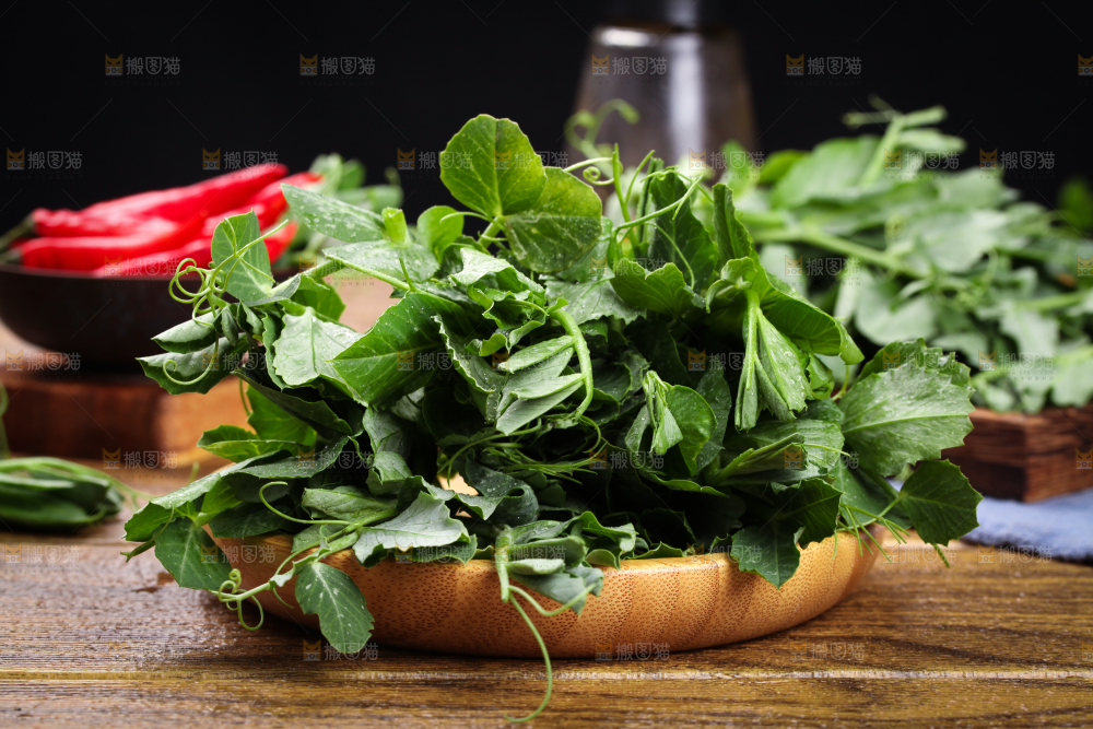 木板上放着豌豆苗