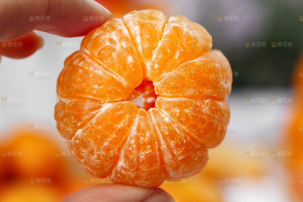 手拿剥皮的砂糖橘
