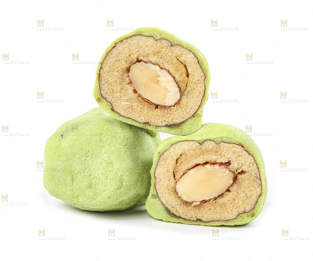 切开的抹茶味奶枣放在白底上