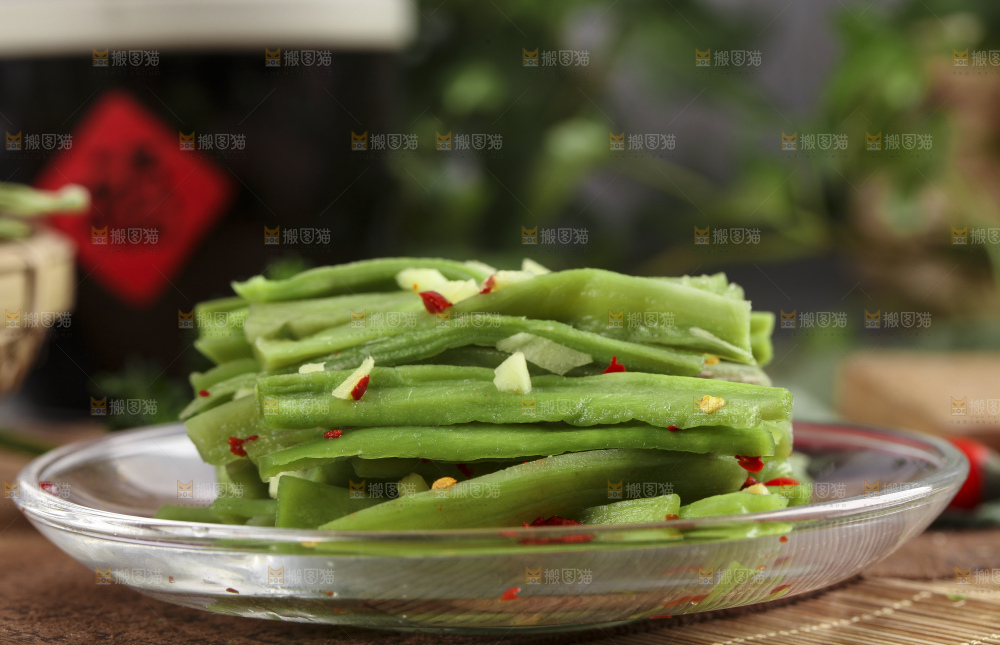 盘子里放着无叶贡菜