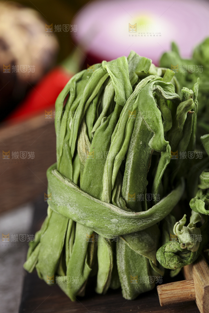 木板上摆放着苔干