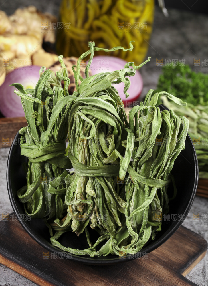 深底上放着干苔菜